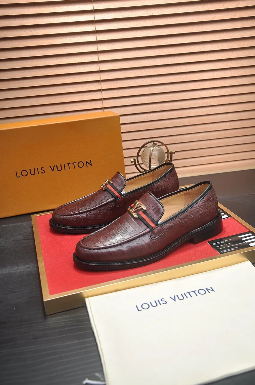 Men's men's shoes 💰460💶 [LV] (original single cowhide lining) 🍀LV's latest genuine leather business suit shoes are launched simultaneously on the official website. The first-layer cowhide imported from Italy is made of heavy gold, 💥1:1 rubber outsole from the official website. Versatile to wear, high-end without losing class, and the color combination is extraordinary. This four-season style is alluring when worn on your feet, showing off your big-name flair. Standard code 38-45 (45 customized)